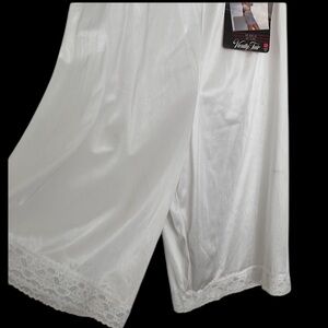 NWT Vintage Vanity Fair White Pettileg Pantaloon Size M